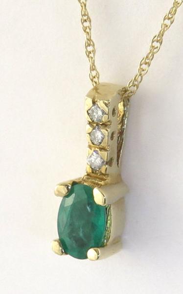 Natural oval emerald solitaire pendant and fine gold necklace in 14k yellow gold