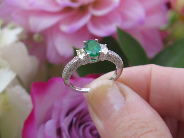 White Gold Ring with Emerald and Brilliants | KLENOTA